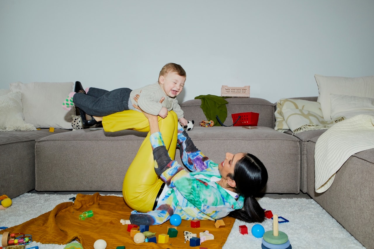 Image for Välj glädje framför perfektion: Omfamna föräldraskapets fantastiska mindre perfekta ögonblick