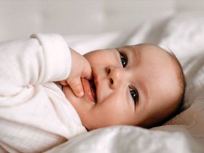 bebis 8 månader stock