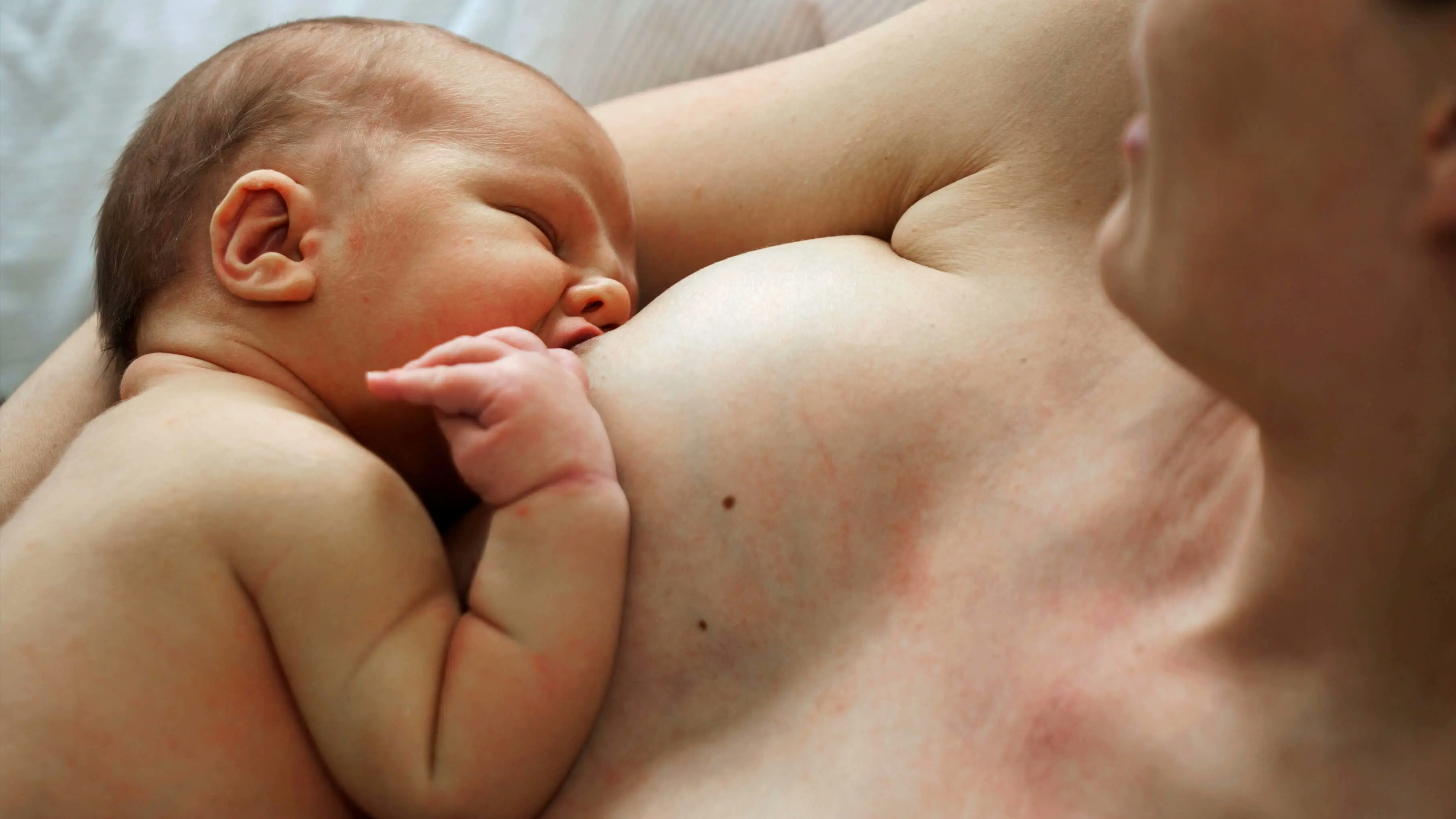 Image for Baby wants to breast feed all the time and doesn't sleep - 7 causes and tips